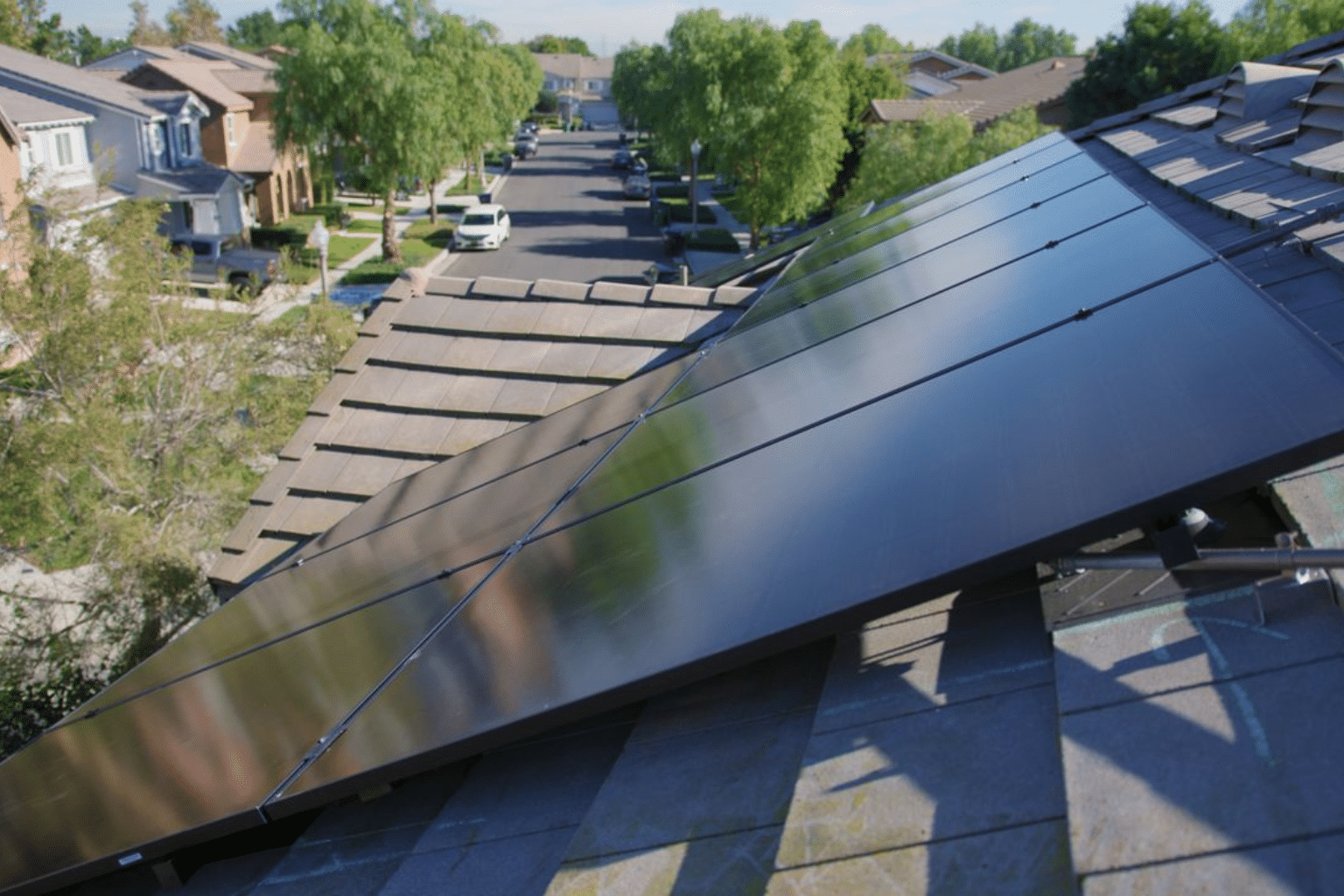 Does HomeLink Solar Use In-House Crews?